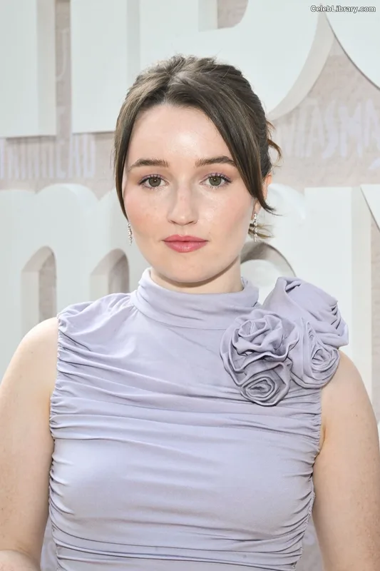 Kaitlyn Dever photo 9 of 880
