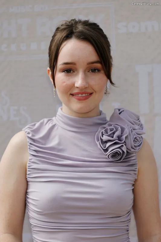 Kaitlyn Dever photo 11 of 880