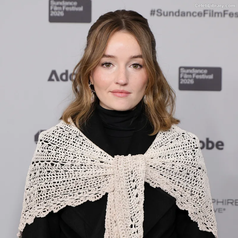 Kaitlyn Dever photo 21 of 880