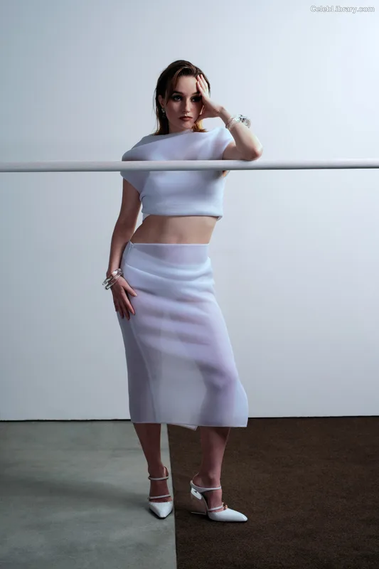 Kaitlyn Dever photo 1 of 880