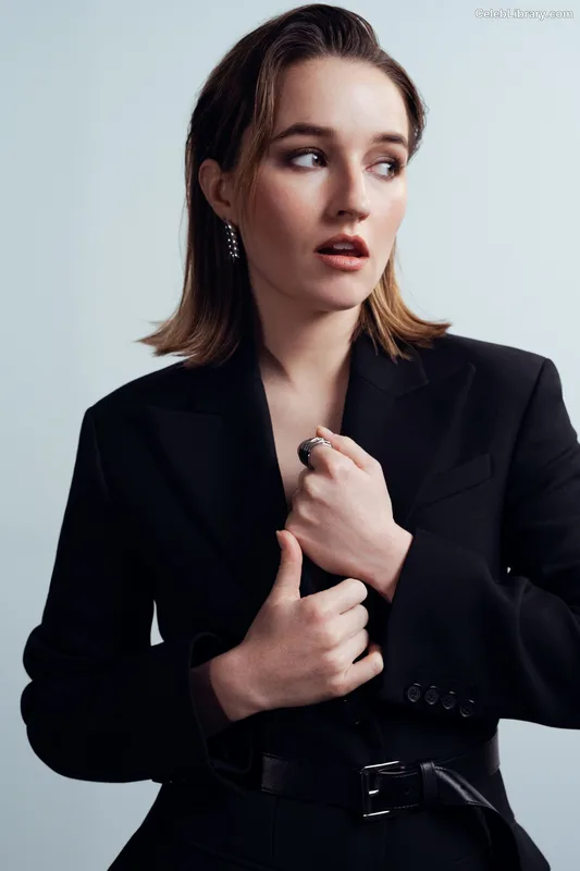 Kaitlyn Dever photo 2 of 880
