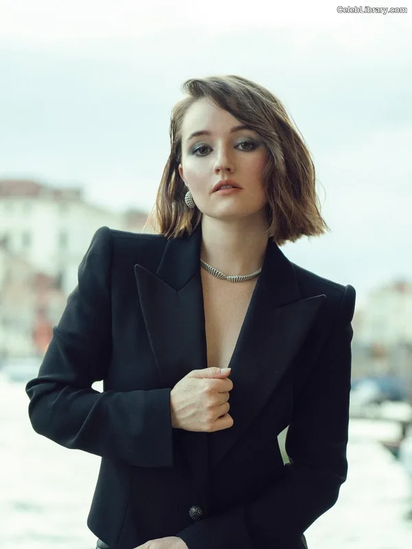 Kaitlyn Dever photo 6 of 880