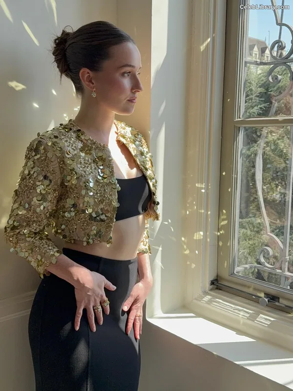 Kaitlyn Dever photo 8 of 880
