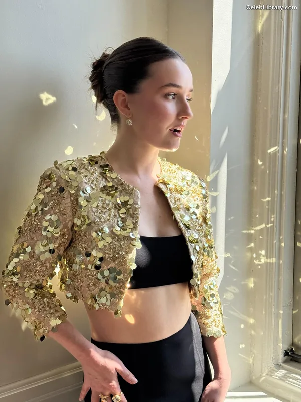 Kaitlyn Dever photo 9 of 880