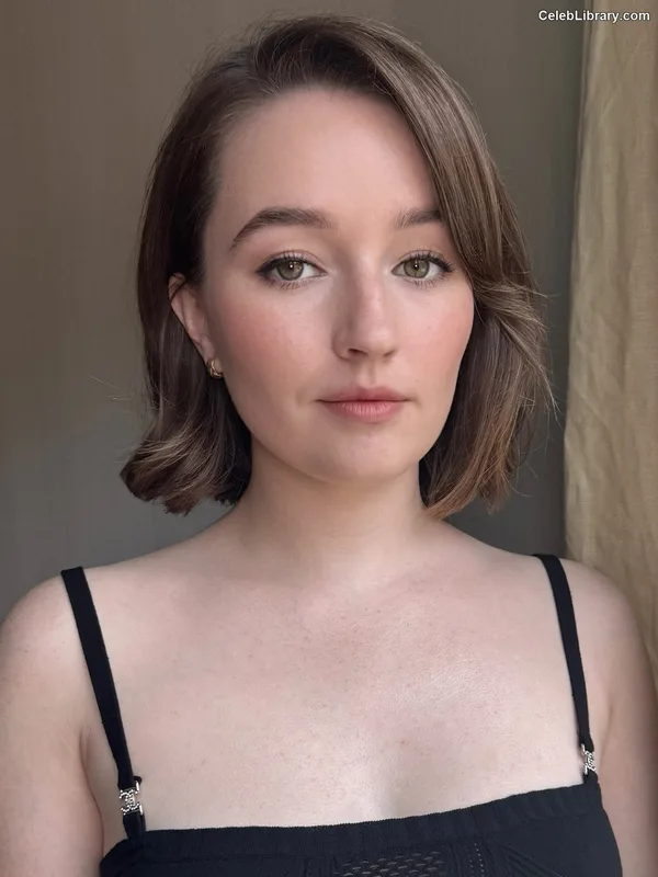 Kaitlyn Dever photo 10 of 880