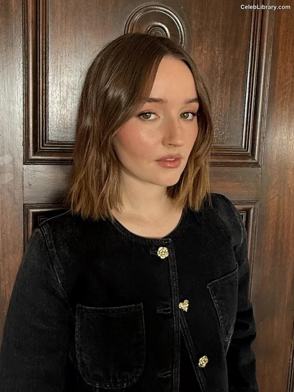 Kaitlyn Dever photo 23 of 880