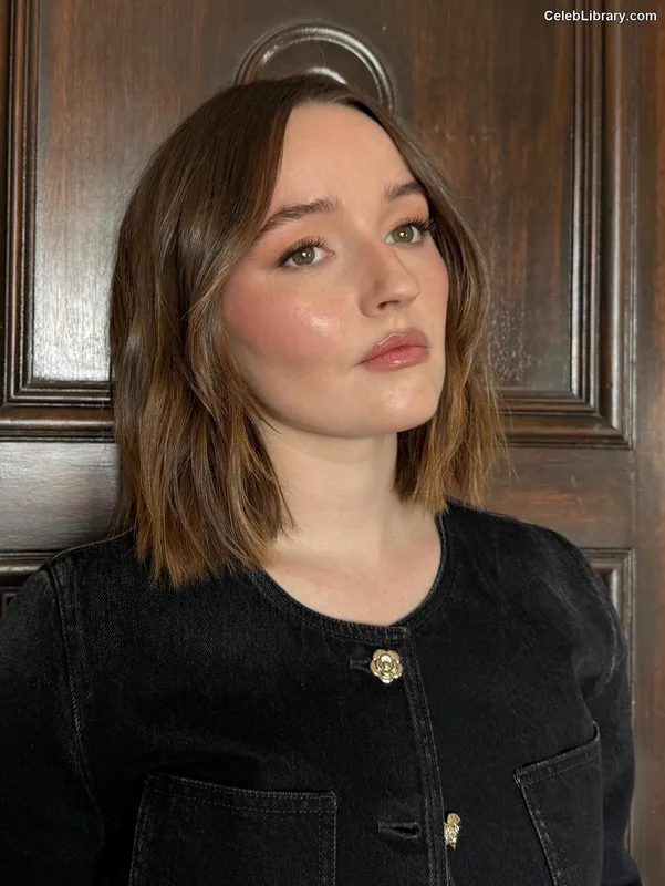 Kaitlyn Dever photo 24 of 880
