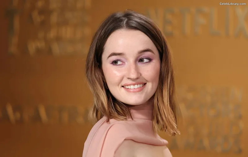 Kaitlyn Dever photo 11 of 880