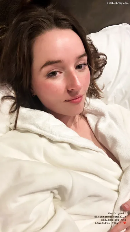 Kaitlyn Dever photo 22 of 880