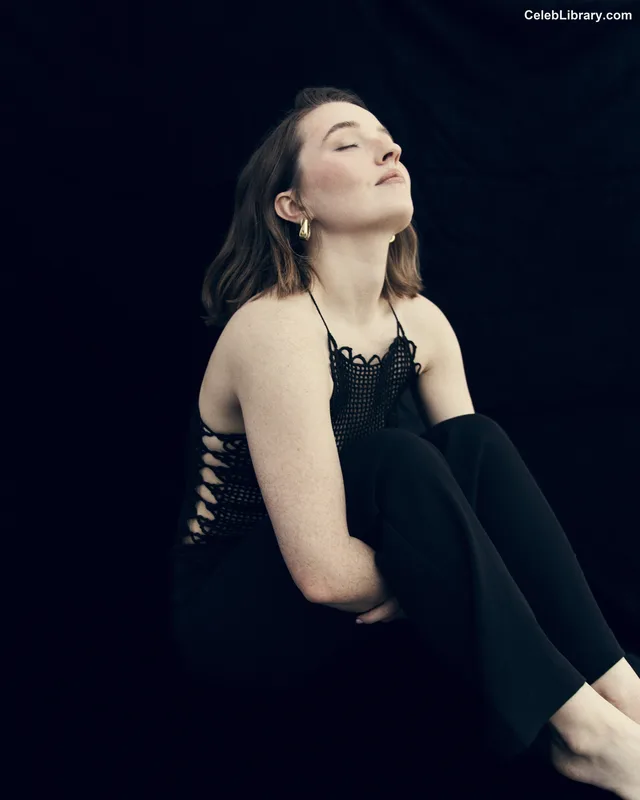Kaitlyn Dever photo 1 of 880