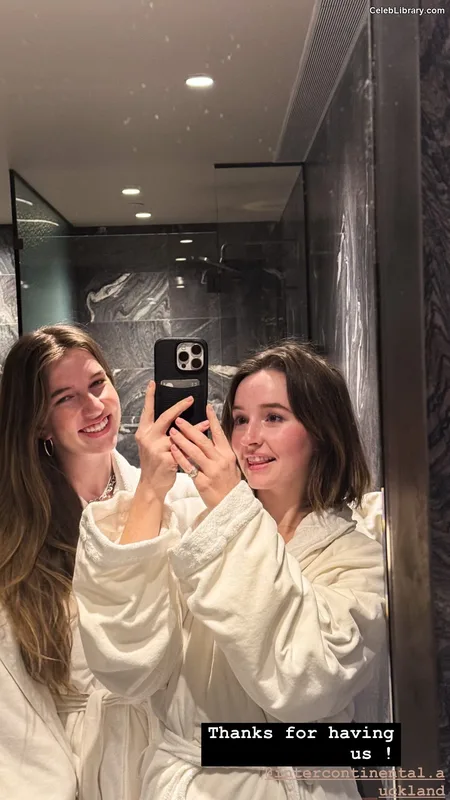 Kaitlyn Dever photo 2 of 880