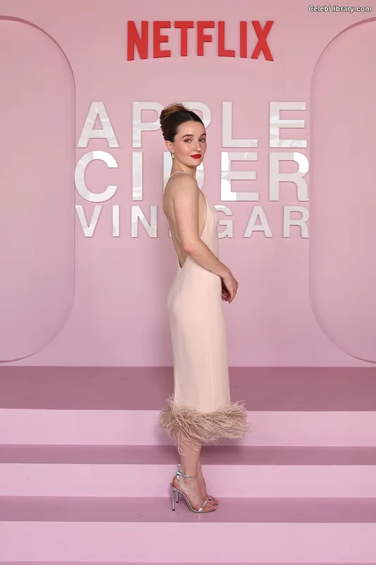 Kaitlyn Dever photo 4 of 880
