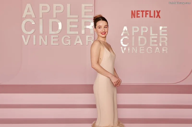 Kaitlyn Dever photo 6 of 880