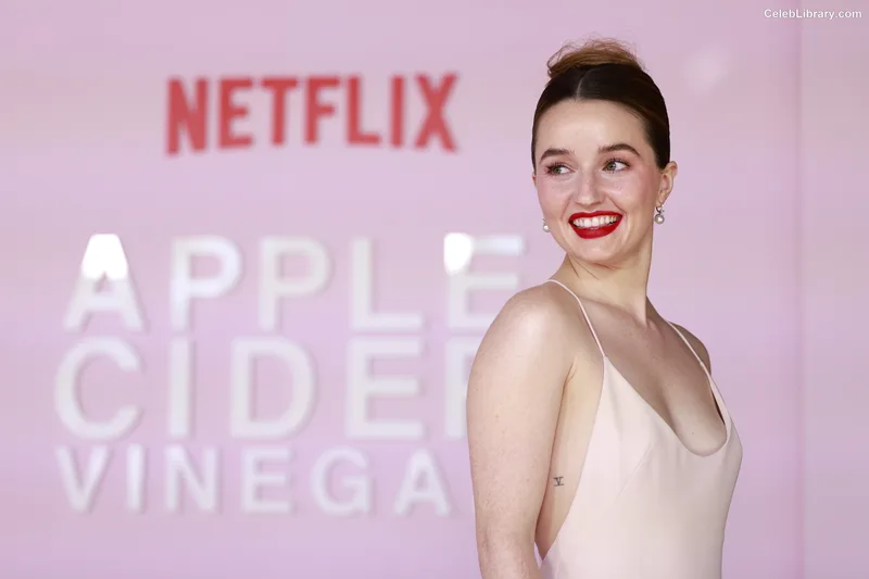 Kaitlyn Dever photo 7 of 880