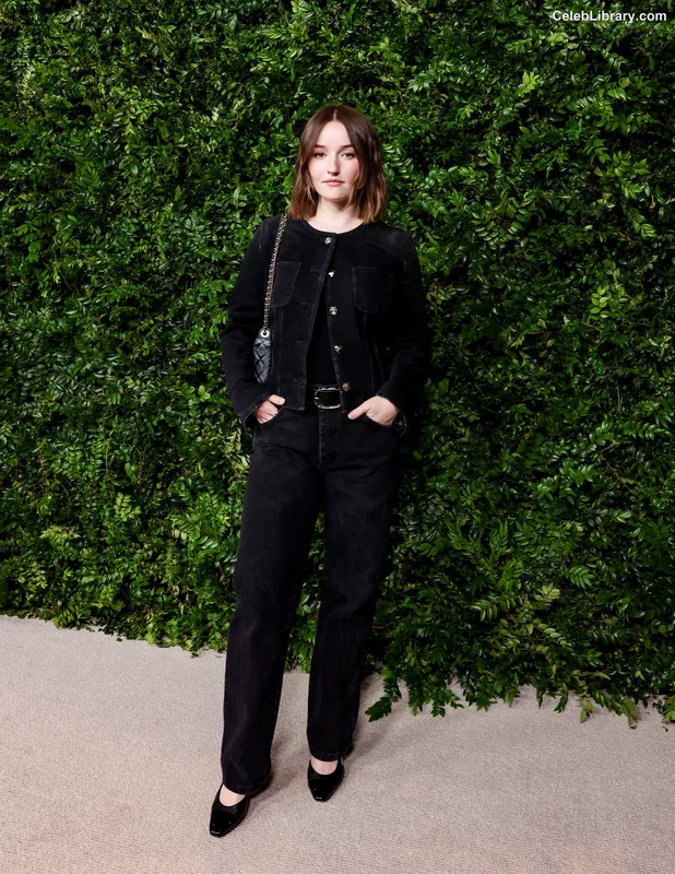 Kaitlyn Dever photo 14 of 880