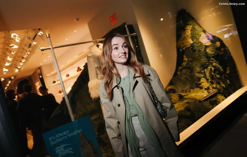 Kaitlyn Dever photo 19 of 880