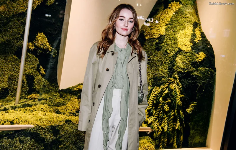 Kaitlyn Dever photo 21 of 880