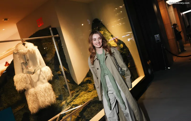 Kaitlyn Dever photo 24 of 880