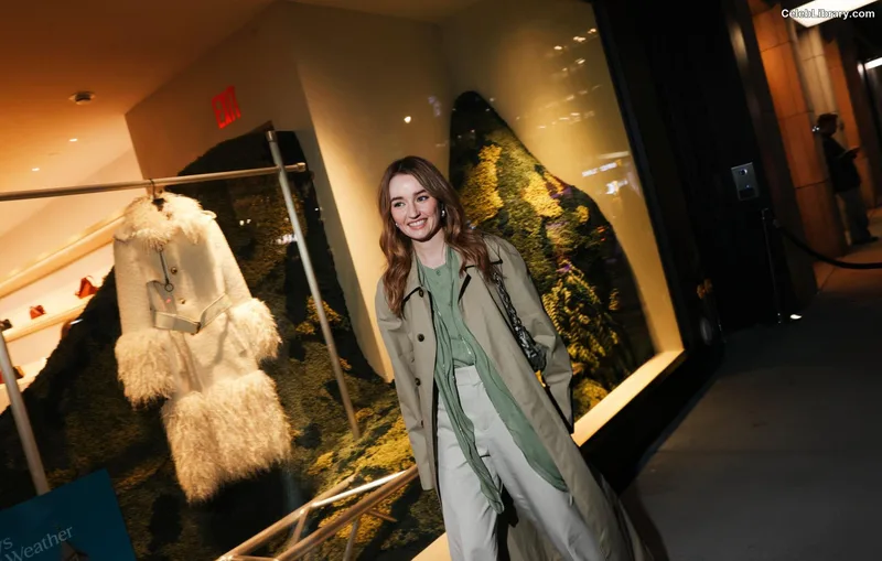 Kaitlyn Dever photo 3 of 880