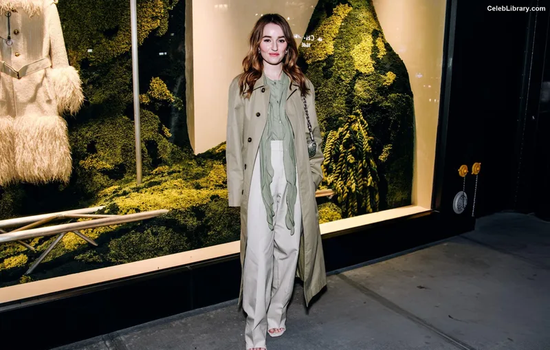 Kaitlyn Dever photo 5 of 880