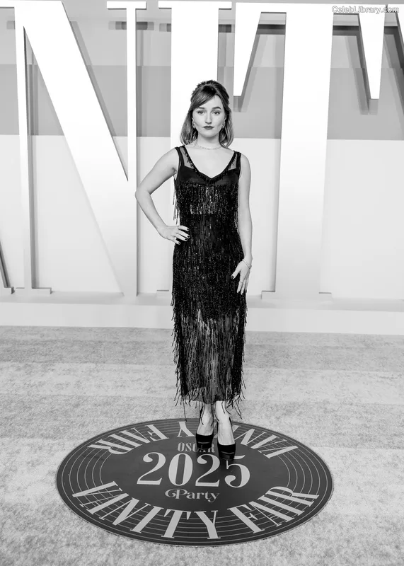 Kaitlyn Dever photo 9 of 880