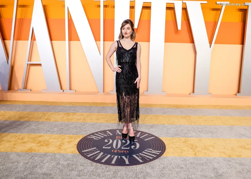 Kaitlyn Dever photo 11 of 880