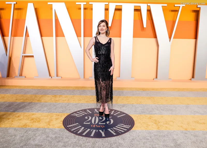 Kaitlyn Dever photo 12 of 880