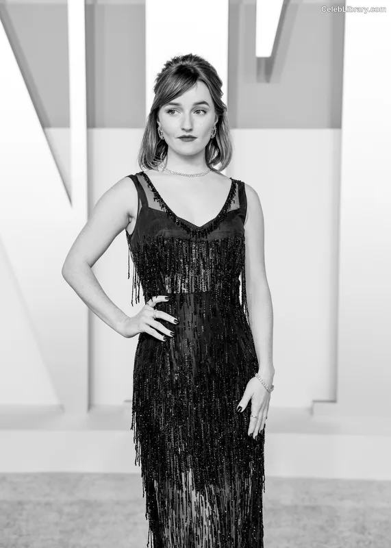 Kaitlyn Dever photo 17 of 880