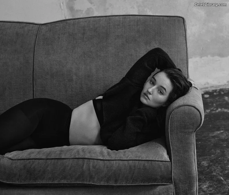 Kaitlyn Dever photo 5 of 880