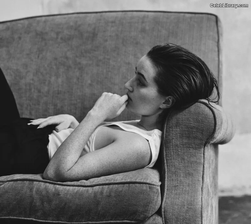 Kaitlyn Dever photo 6 of 880
