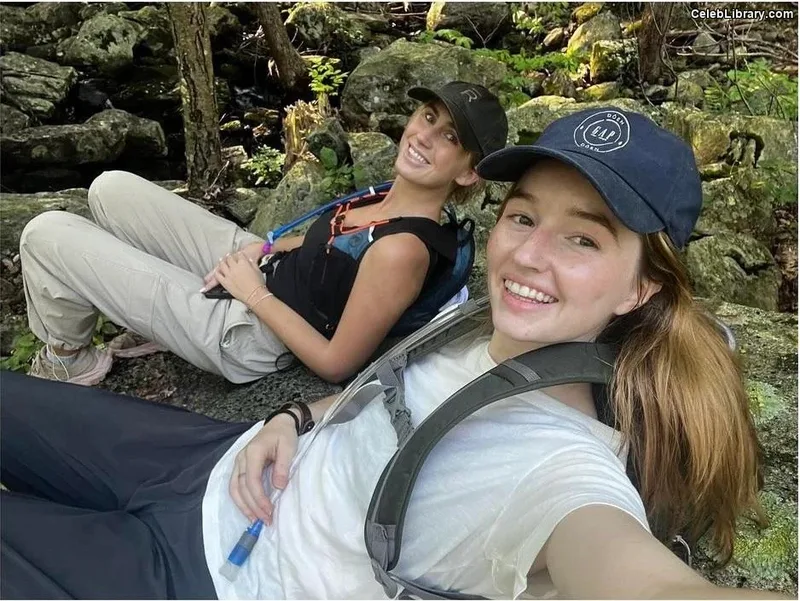 Kaitlyn Dever photo 7 of 880