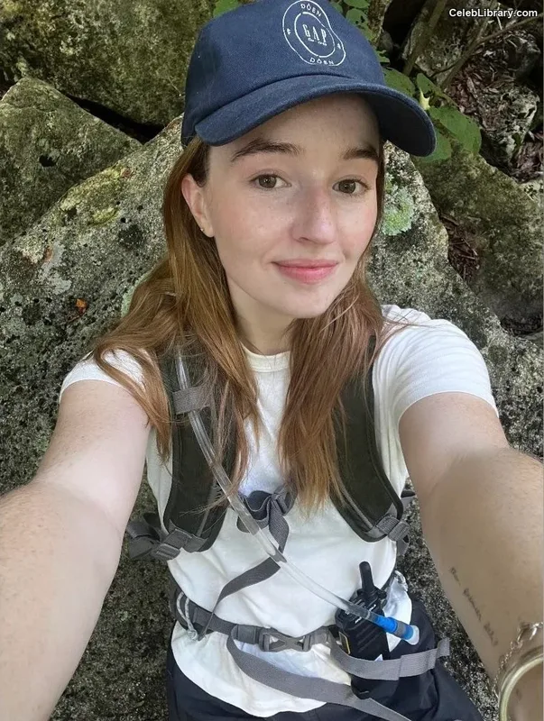 Kaitlyn Dever photo 9 of 880