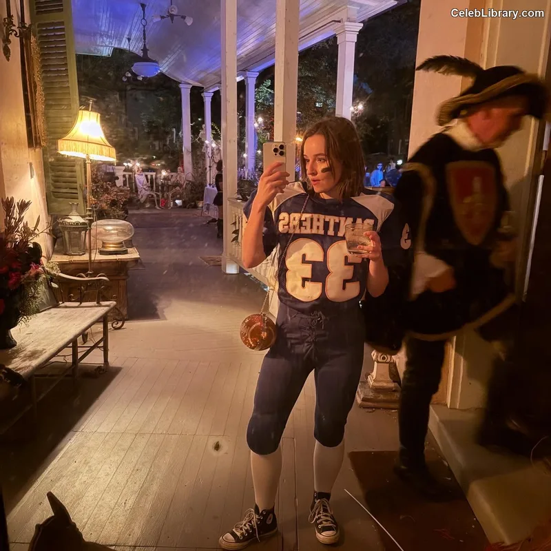 Kaitlyn Dever photo 10 of 880