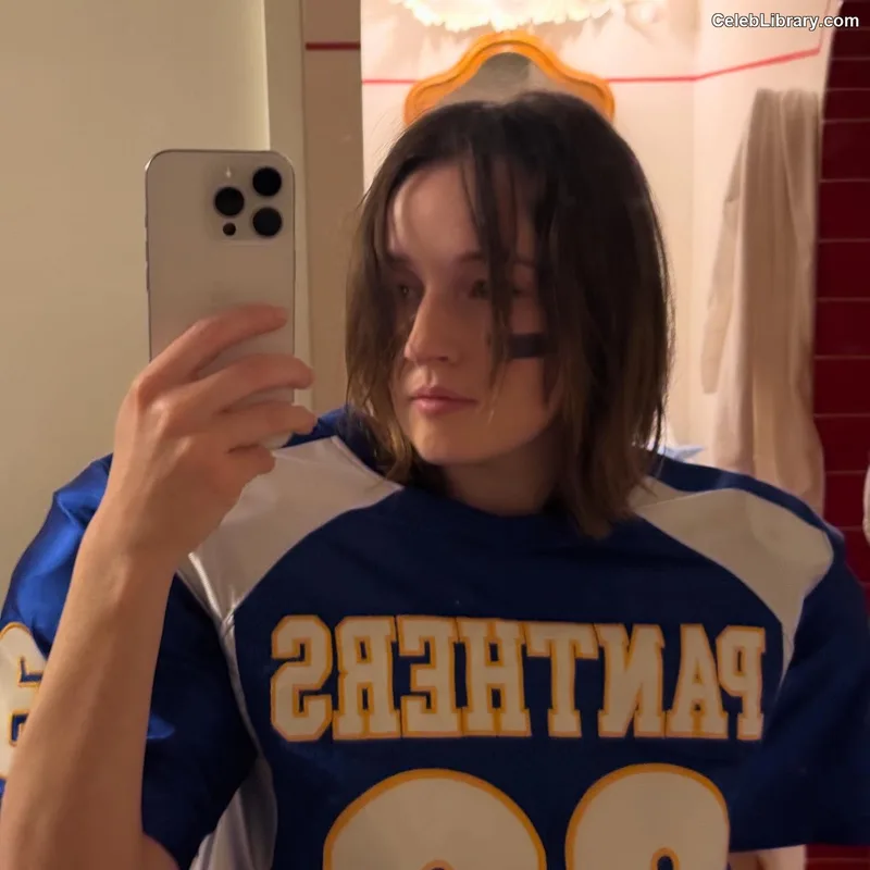 Kaitlyn Dever photo 11 of 880