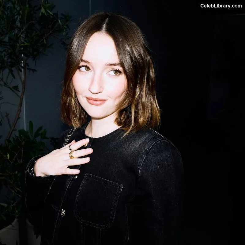 Kaitlyn Dever photo 21 of 880