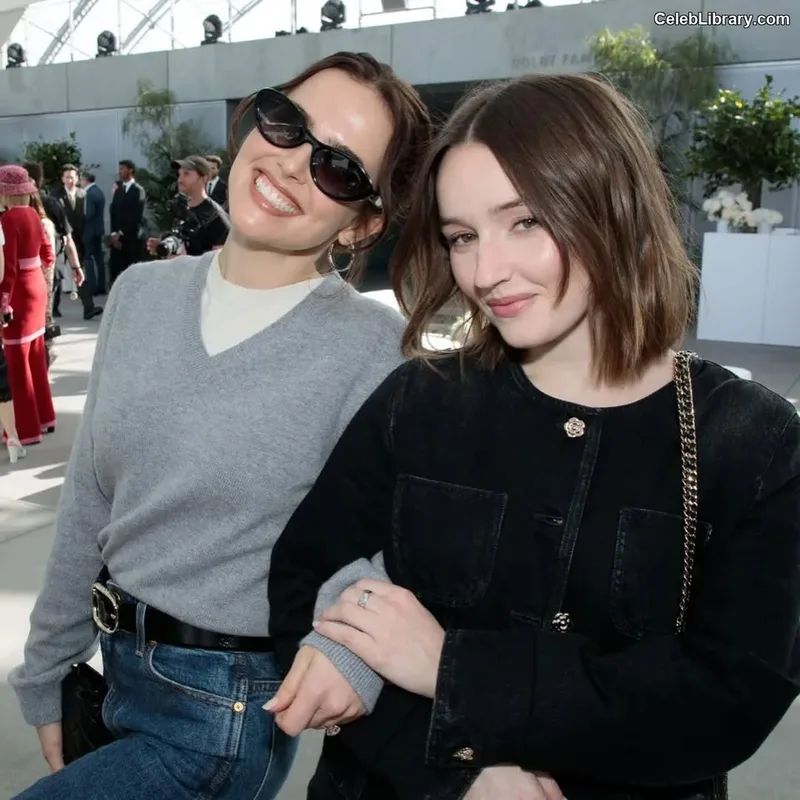 Kaitlyn Dever photo 1 of 880