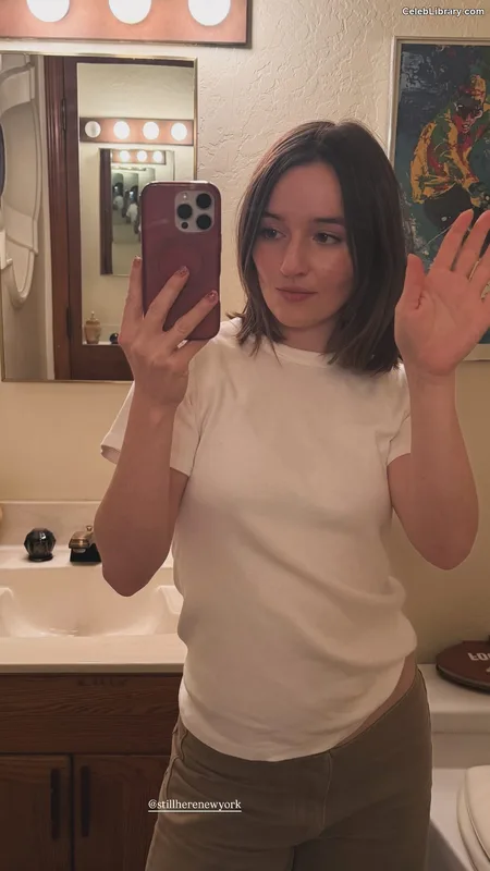 Kaitlyn Dever photo 2 of 880