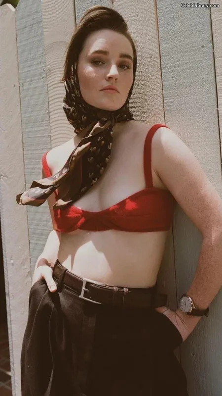 Kaitlyn Dever photo 8 of 880