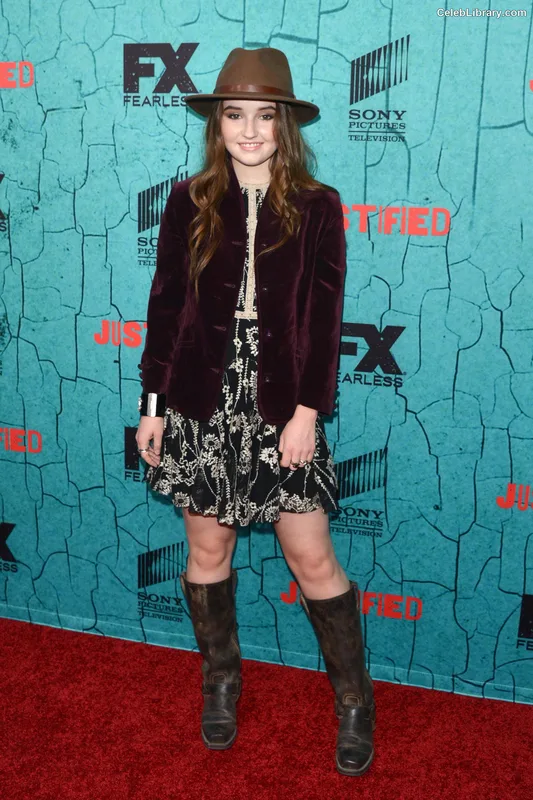 Kaitlyn Dever photo 13 of 880
