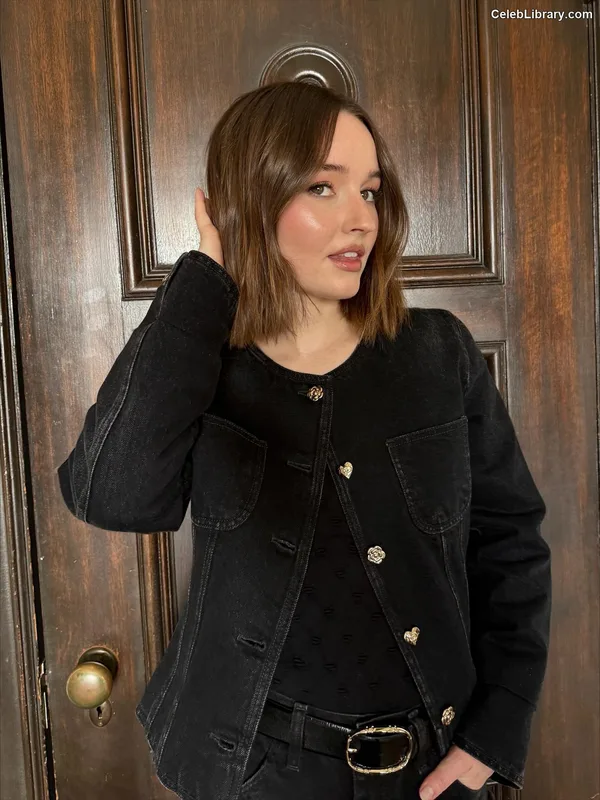 Kaitlyn Dever photo 16 of 880