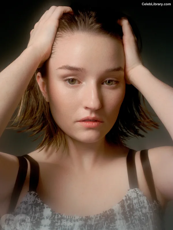 Kaitlyn Dever photo 17 of 880