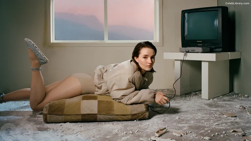 Kaitlyn Dever photo 23 of 880
