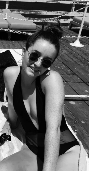 Kaitlyn Dever photo 7 of 880