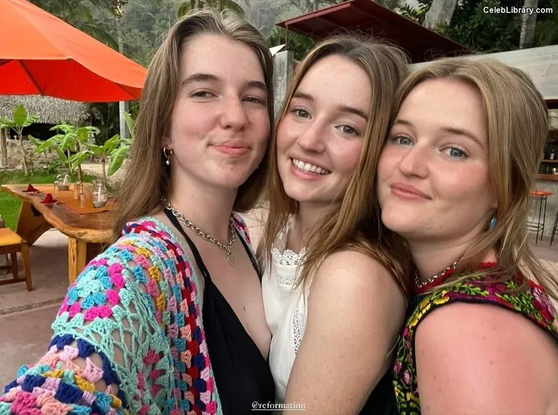 Kaitlyn Dever photo 15 of 880