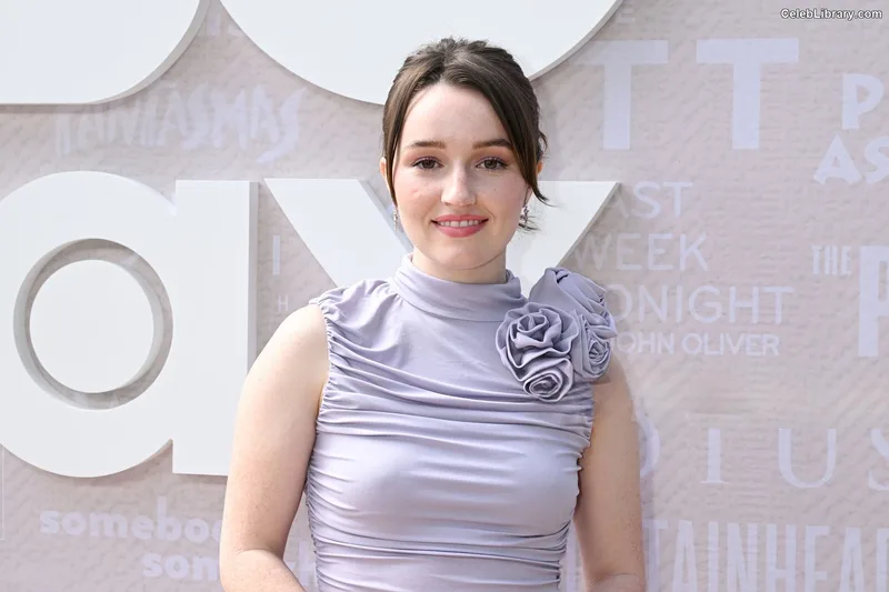 Kaitlyn Dever photo 3 of 880