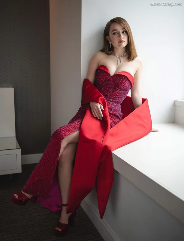 Kaitlyn Dever photo 6 of 880