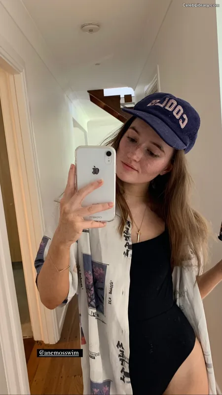 Kaitlyn Dever photo 18 of 880