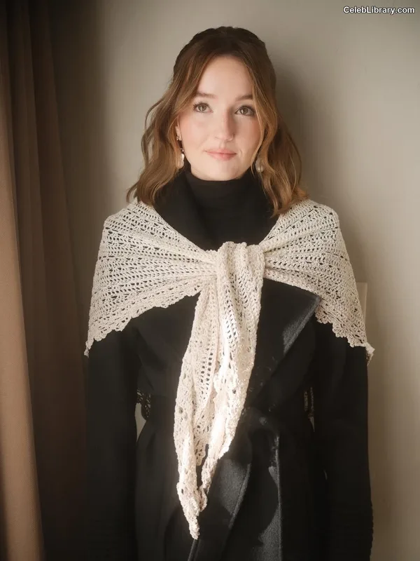 Kaitlyn Dever photo 19 of 880