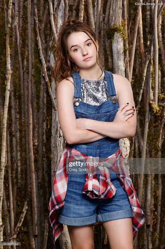 Kaitlyn Dever photo 2 of 880