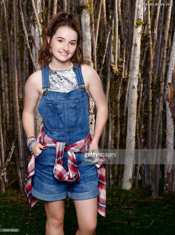 Kaitlyn Dever photo 3 of 880